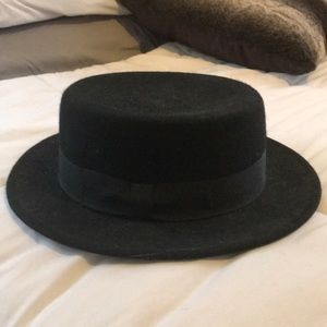 Wide brim flag top hat